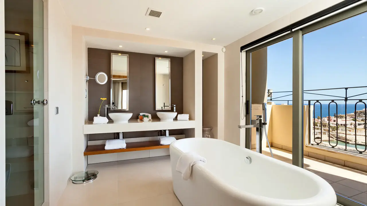 Nowoczesna łazienka w Hilton Malta z wanną