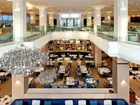Restauracja w hotelu Hilton Malta z nowoczesnymi stolikami