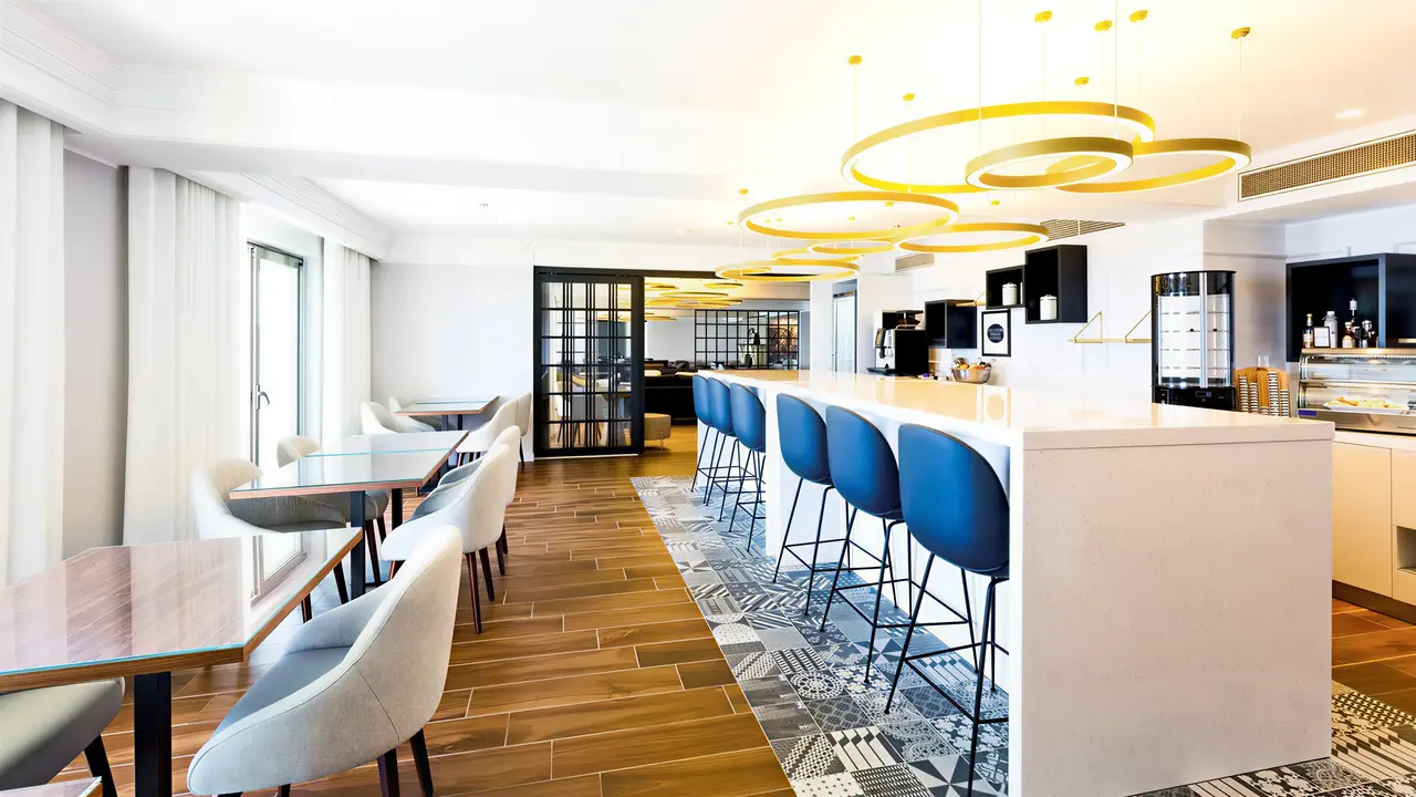 Nowoczesny bar w hotelu Hilton Malta