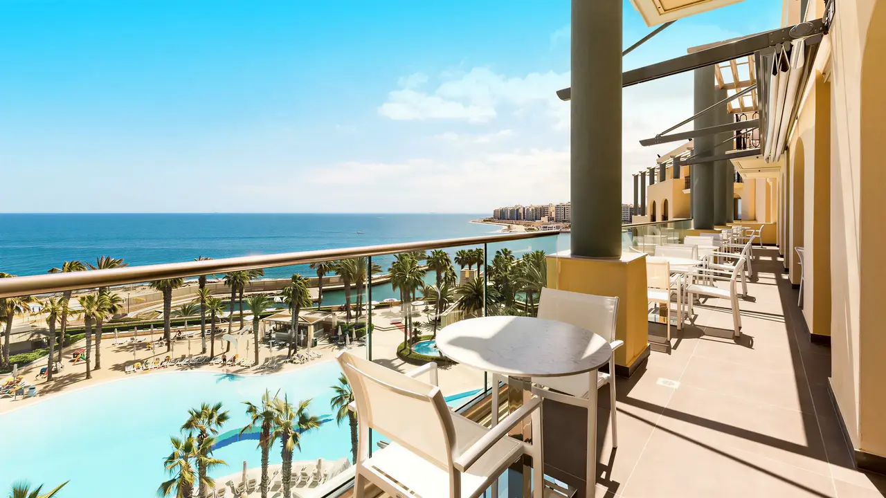 Balkon z widokiem na morze w Hilton Malta