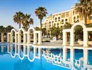 Basen z łukami w Hilton Malta
