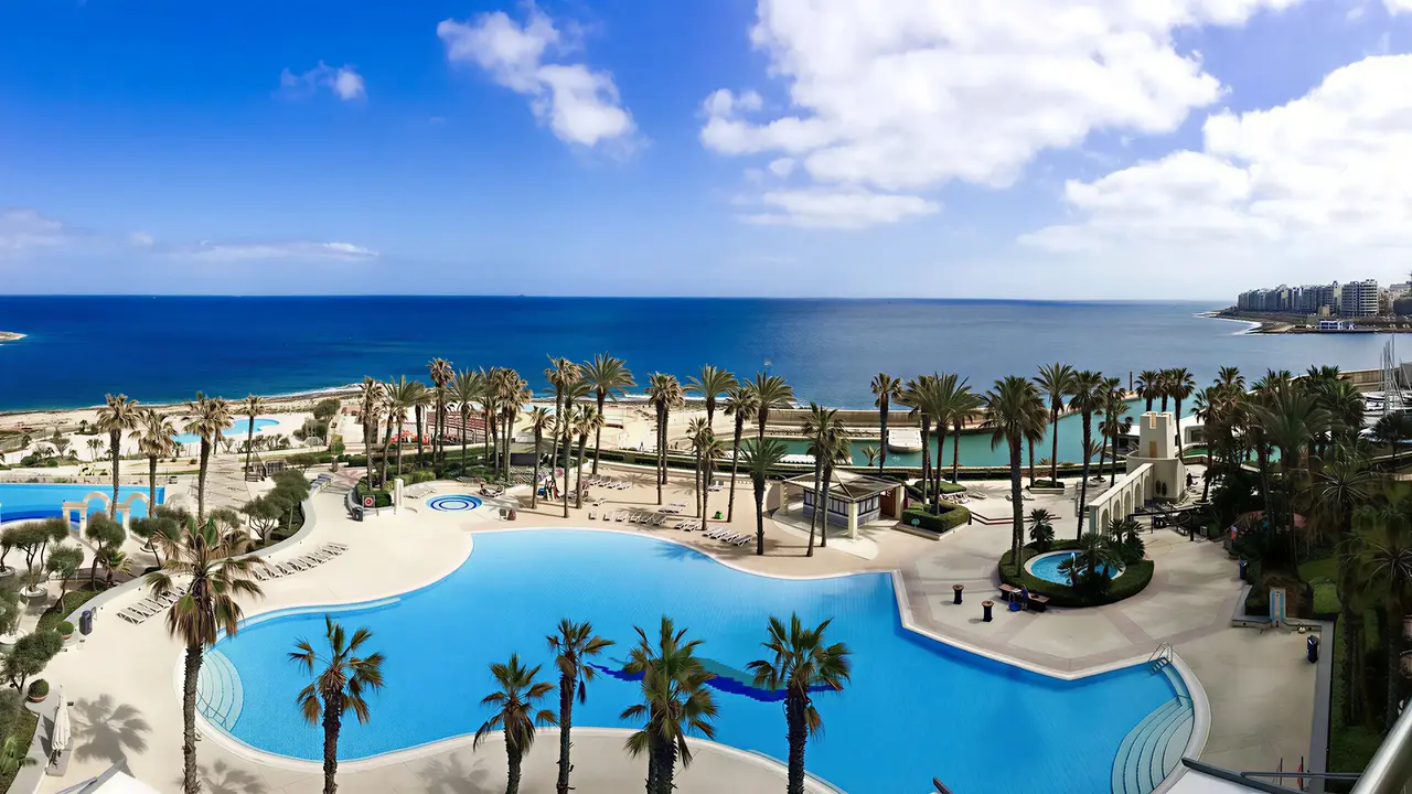 Widok na kompleks basenowy i plażę Hilton Malta