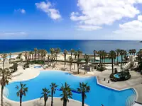 Widok na kompleks basenowy i plażę Hilton Malta