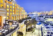 Widok na budynki i marinę w Hilton Malta