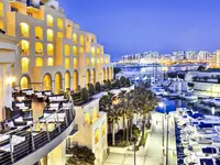 Widok na budynki i marinę w Hilton Malta