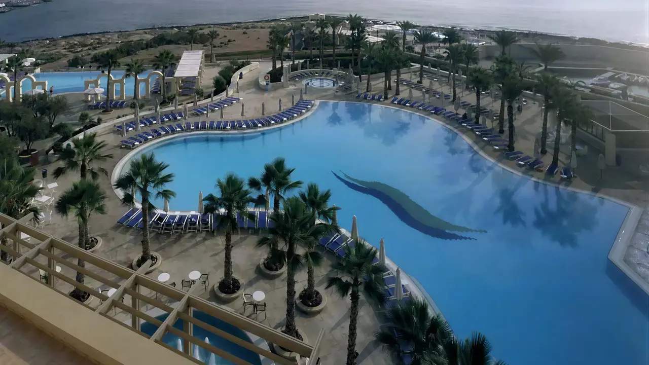 Widok na kompleks basenów w Hilton Malta