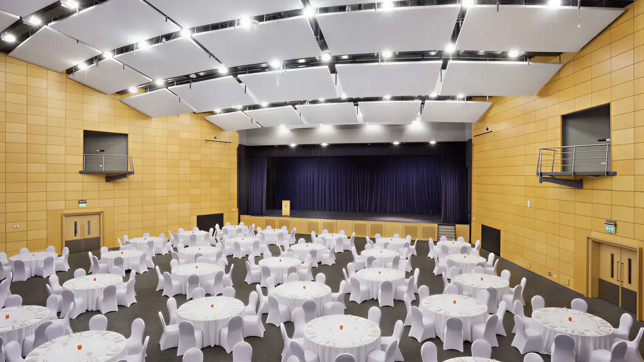 Sala z widoczną sceną w Hilton Malta