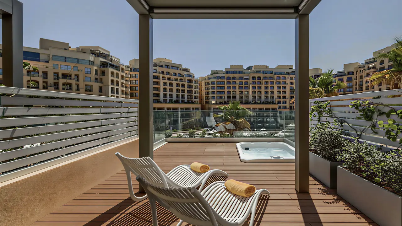 Prywatny taras z jacuzzi w Hilton Malta