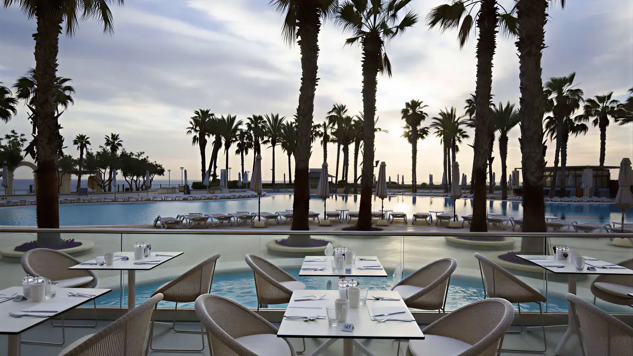 Restauracja w Hilton Malta z widokiem na basen