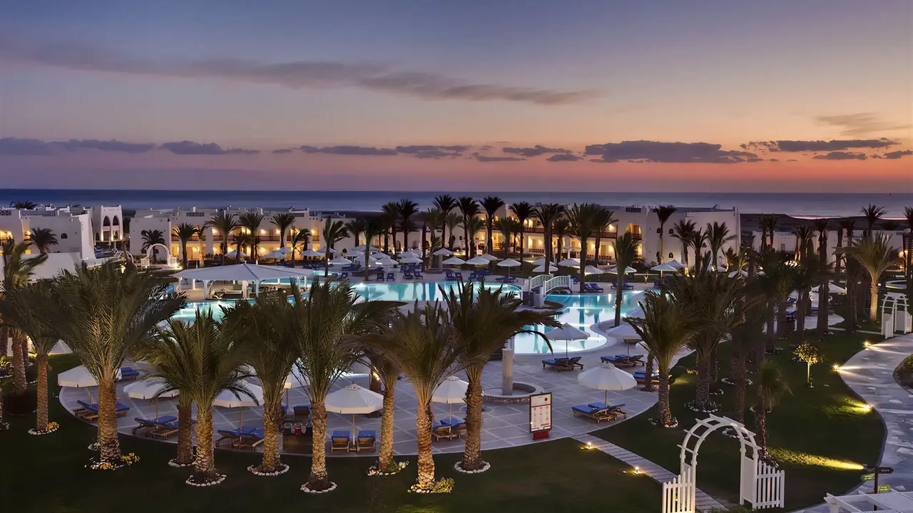 Widok na kompleks hotelowy Hilton Marsa Alam Nubian Resort o zmierzchu