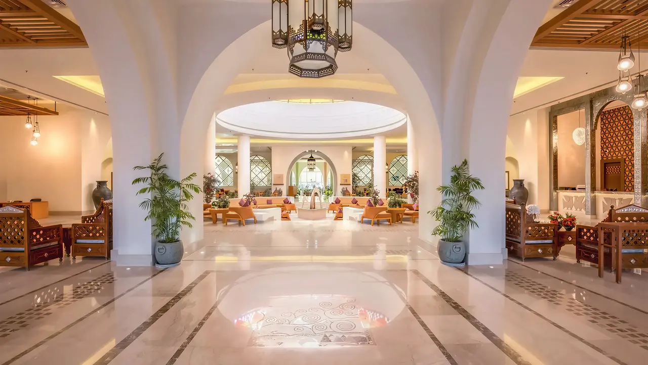Eleganckie lobby w Hilton Marsa Alam Nubian Resort z białymi łukami