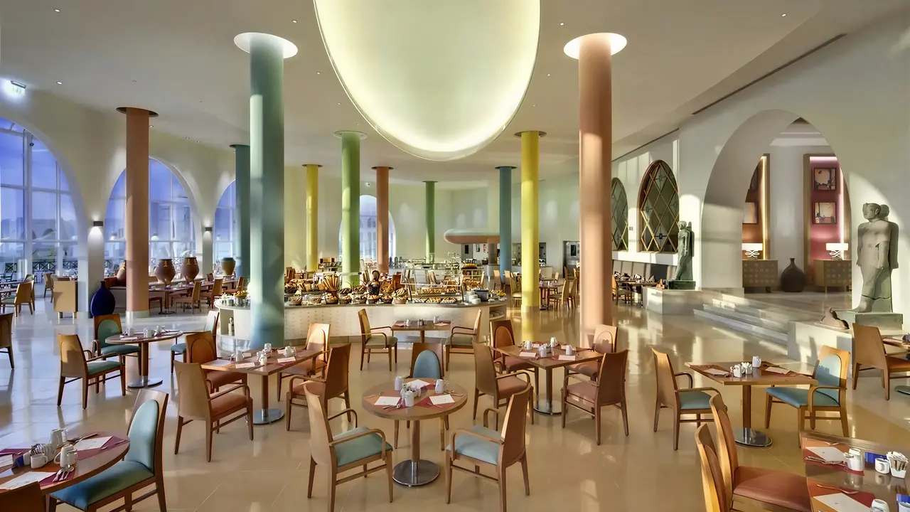 Restauracja w hotelu Hilton Marsa Alam Nubian Resort z ustawionymi stolikami