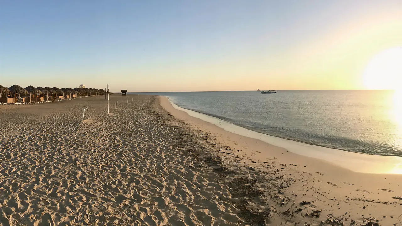 Piaszczysta plaża w Hilton Marsa Alam Nubian Resort o zachodzie słońca