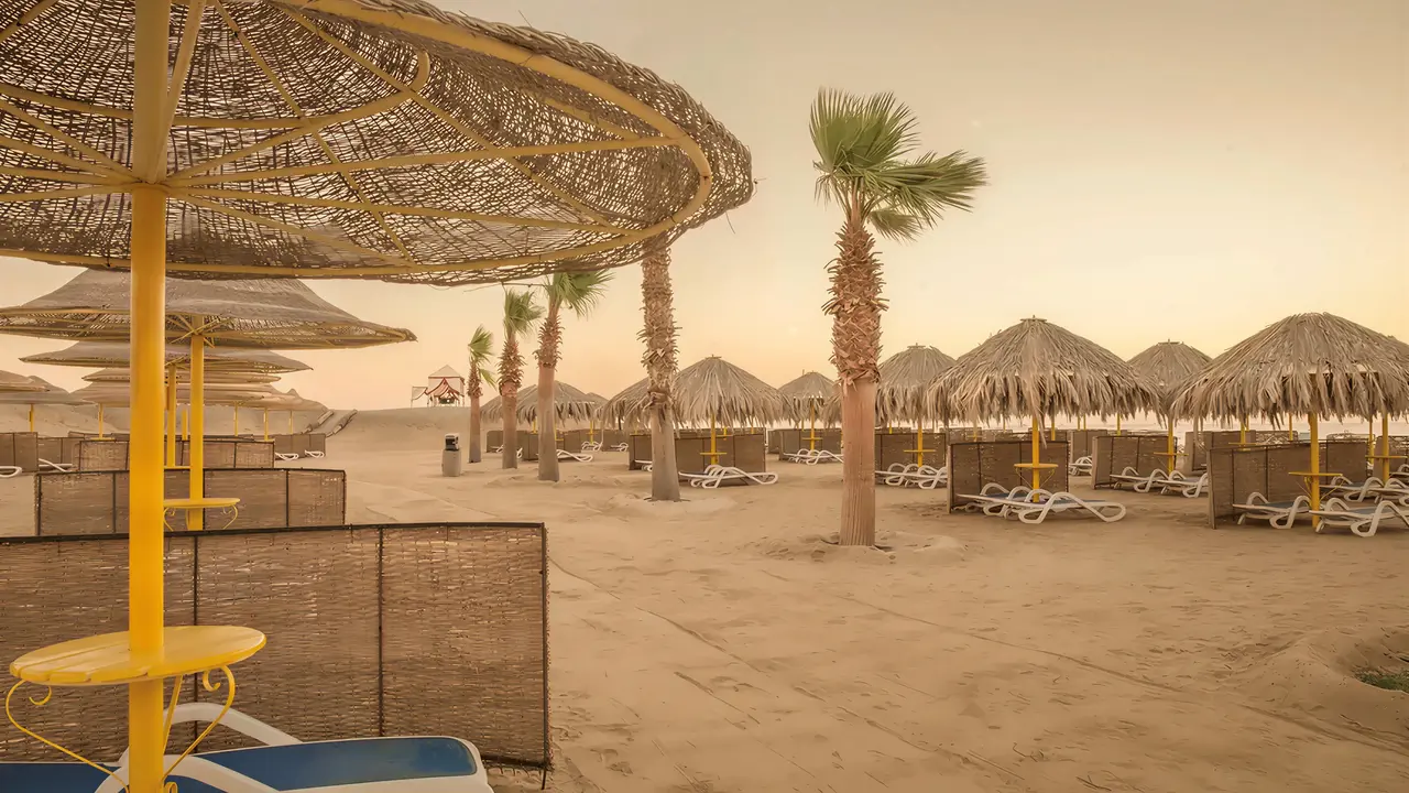 Plaża z parasolami i leżakami w Hilton Marsa Alam Nubian Resort