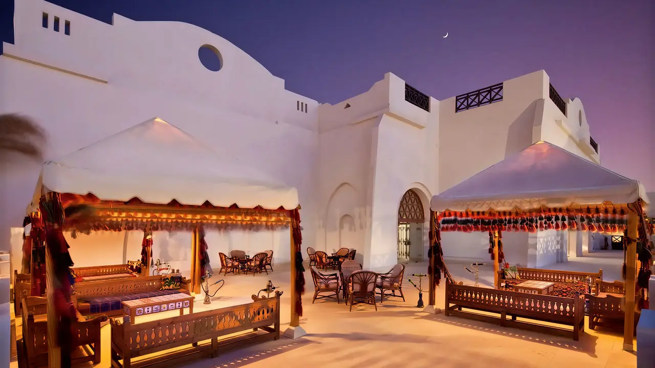 Wieczorny widok na dziedziniec w Hilton Marsa Alam Nubian Resort