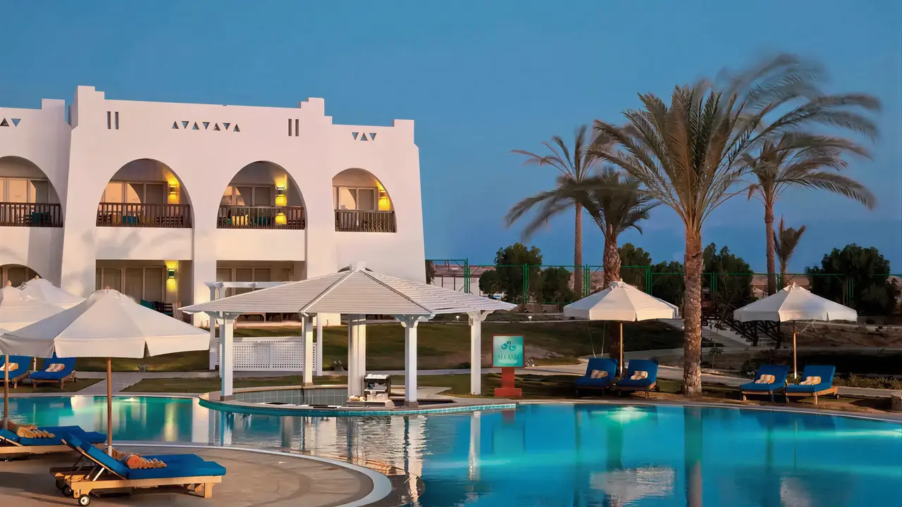 Basen z leżakami w hotelu Hilton Marsa Alam Nubian Resort
