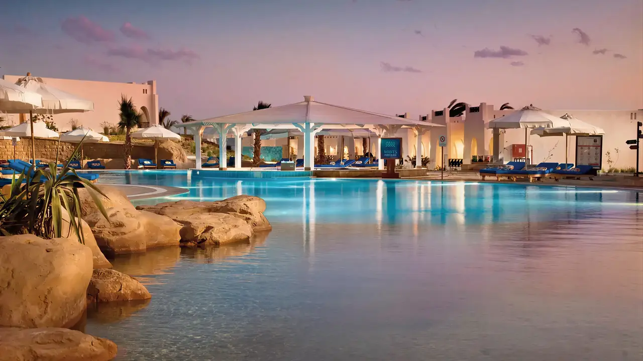 Basen zewnętrzny w obiekcie Hilton Marsa Alam Nubian Resort