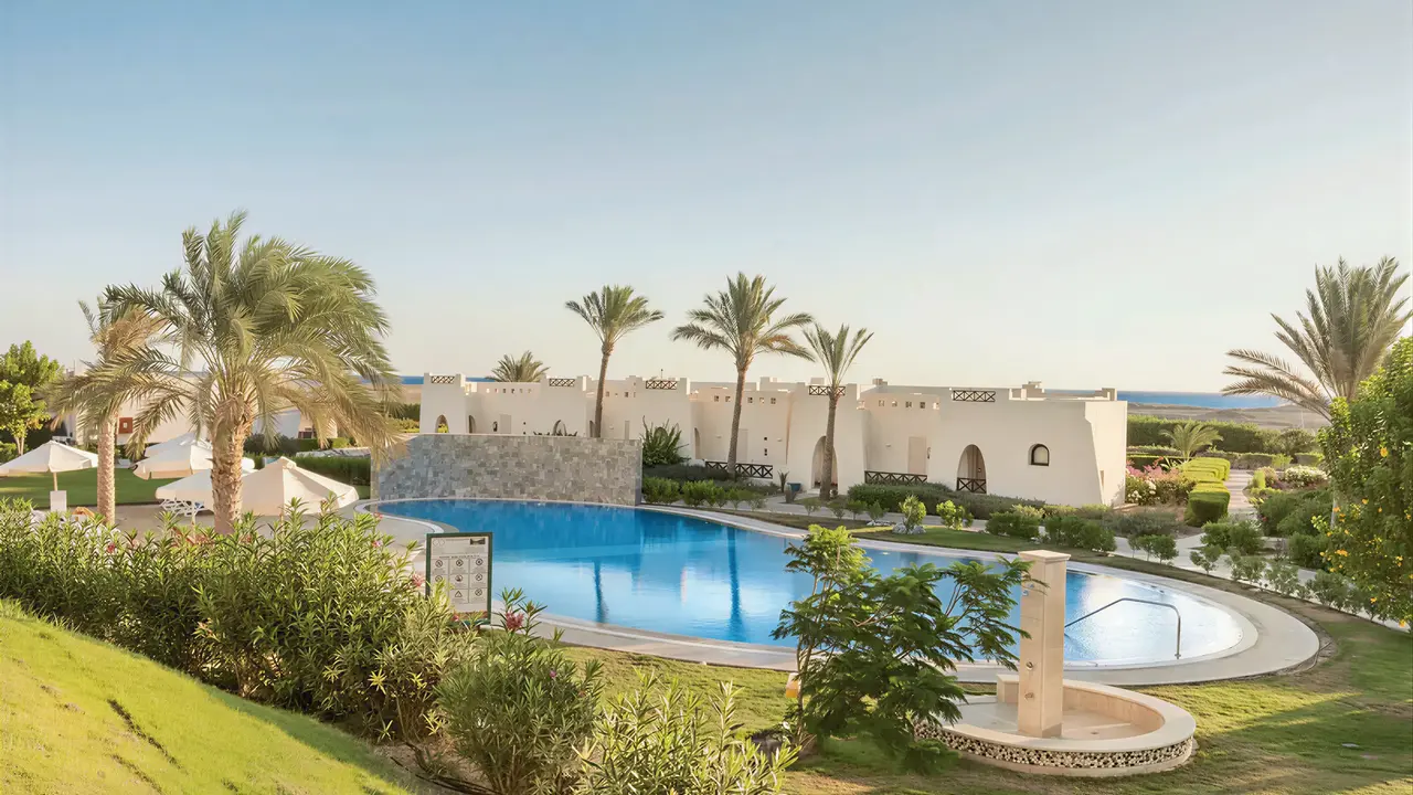 Widok na basen i budynki Hilton Marsa Alam Nubian Resort