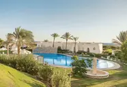 Widok na basen i budynki Hilton Marsa Alam Nubian Resort