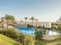 Widok na basen i budynki Hilton Marsa Alam Nubian Resort