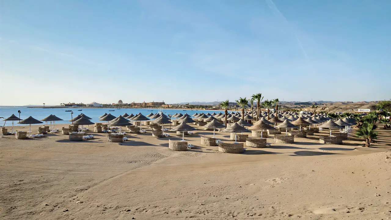 Plaża z parasolami w Hilton Marsa Alam Nubian Resort
