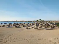 Plaża z parasolami w Hilton Marsa Alam Nubian Resort