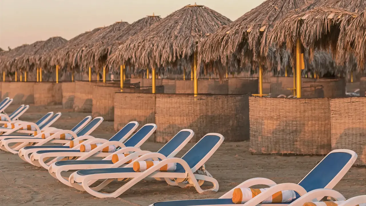 Leżaki i parasole na plaży w Hilton Marsa Alam Nubian Resort
