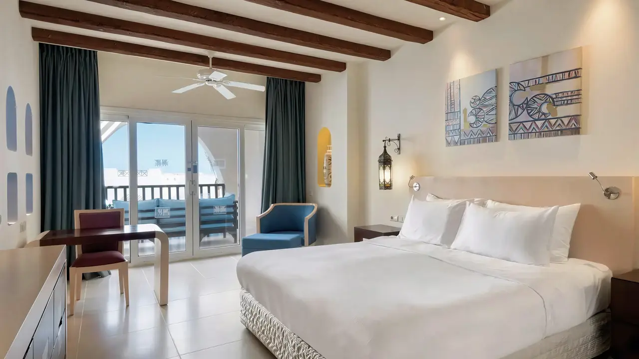 Sypialnia w Hilton Marsa Alam Nubian Resort z dużym białym łóżkiem