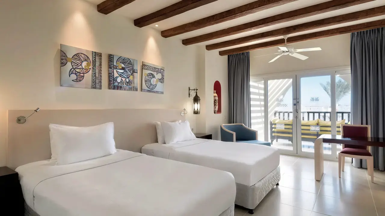 Pokój z łóżkami w Hilton Marsa Alam Nubian Resort