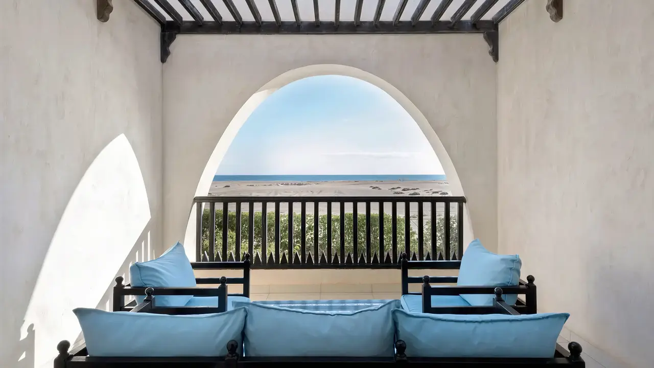 Prywatny taras z widokiem na plażę w Hilton Marsa Alam Nubian Resort