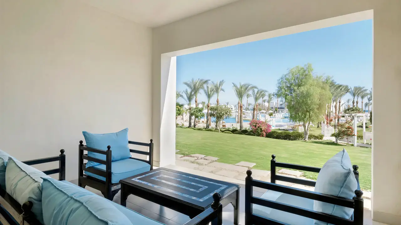Prywatny taras z meblami w Hilton Marsa Alam Nubian Resort