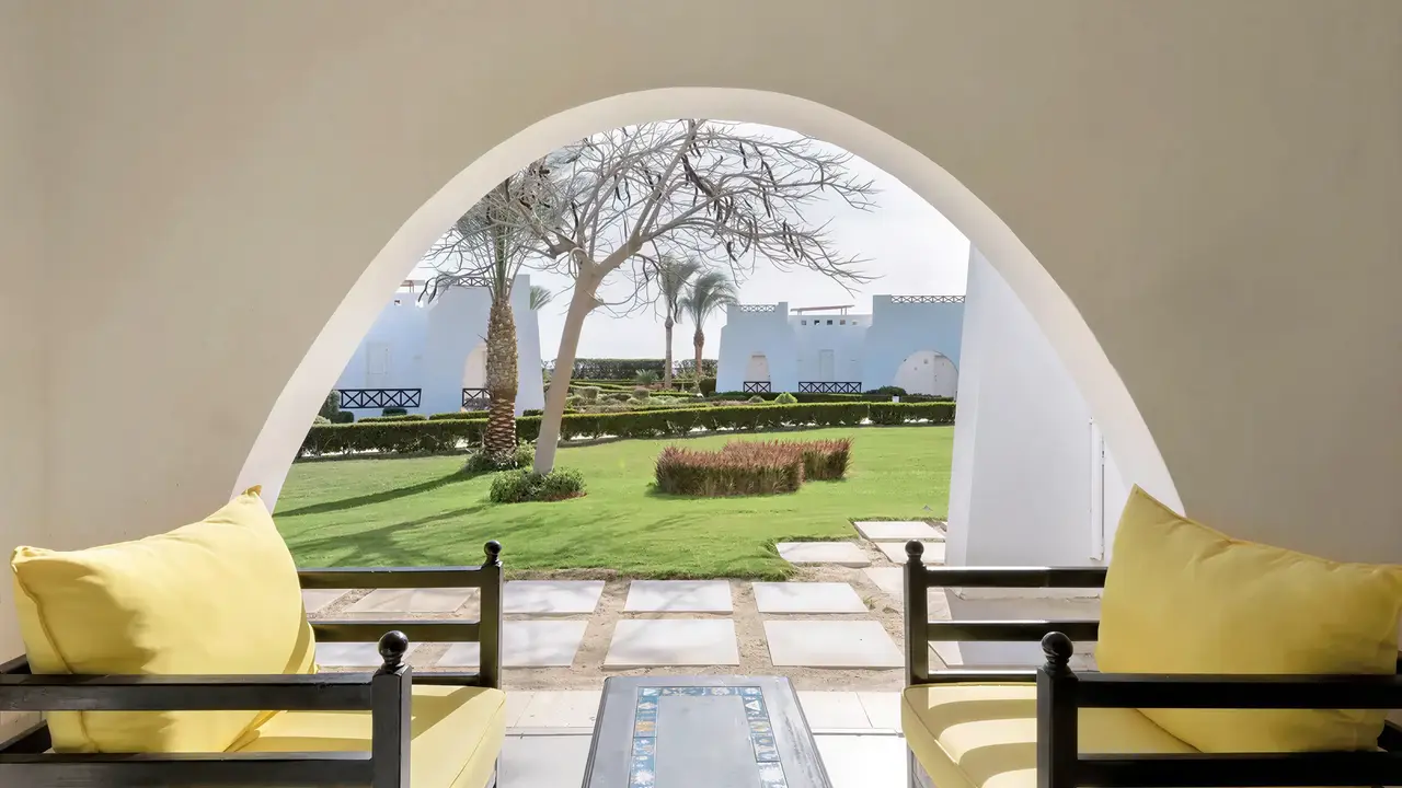 Prywatny taras z widokiem na Hilton Marsa Alam Nubian Resort