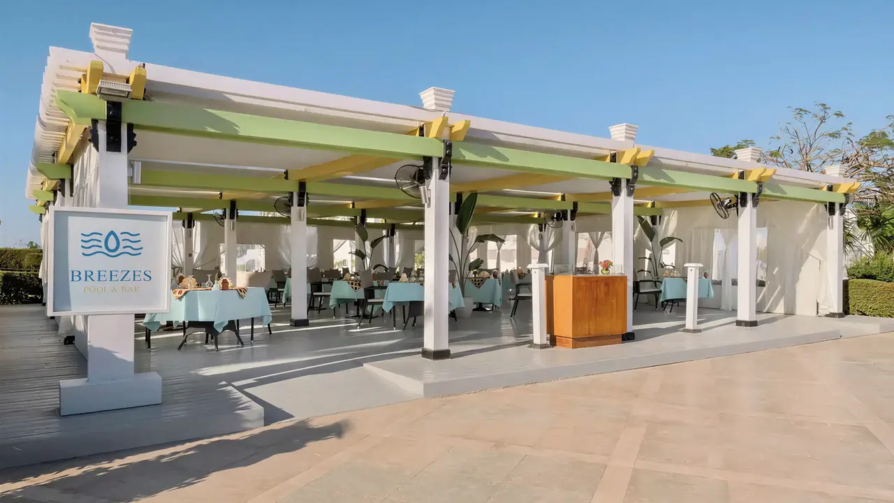 Restauracja na świeżym powietrzu w Hilton Marsa Alam Nubian Resort