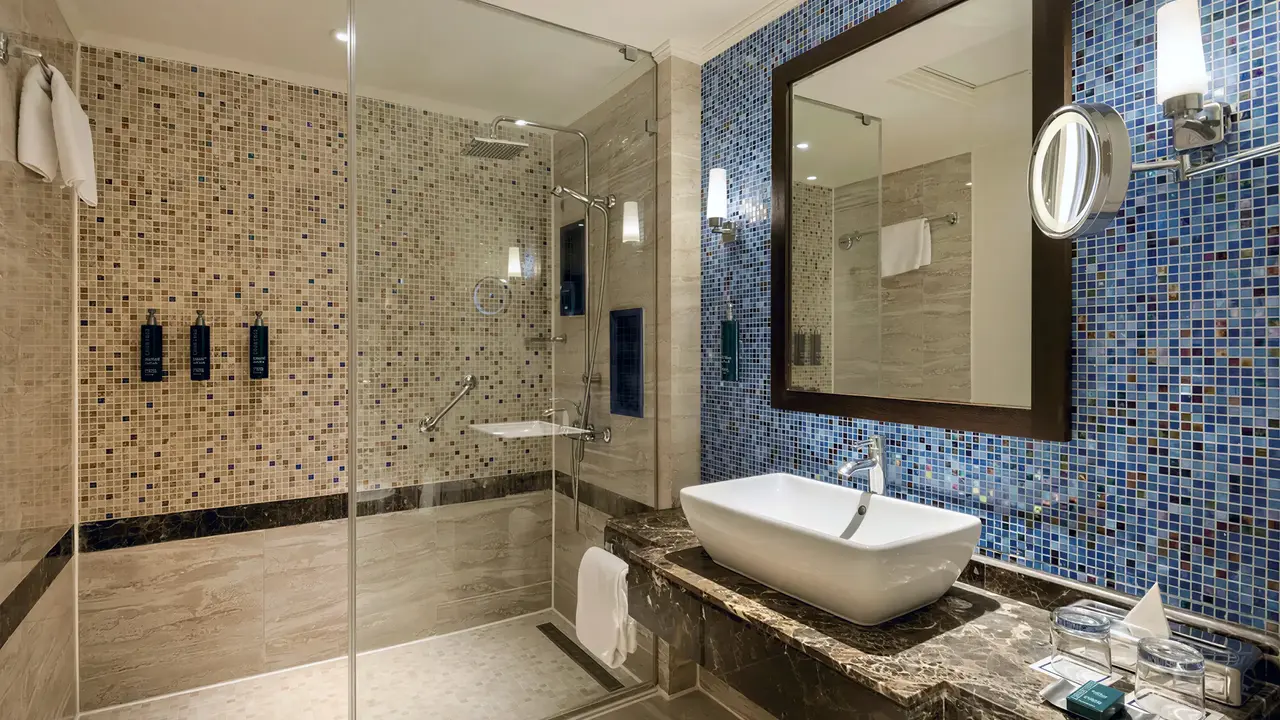 Nowoczesna łazienka w Hilton Marsa Alam Nubian Resort z prysznicem