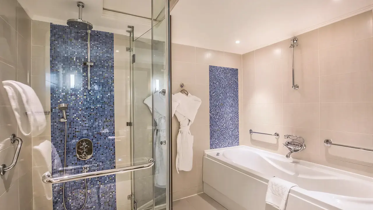 Nowoczesna łazienka w Hilton Marsa Alam Nubian Resort z wanną i prysznicem