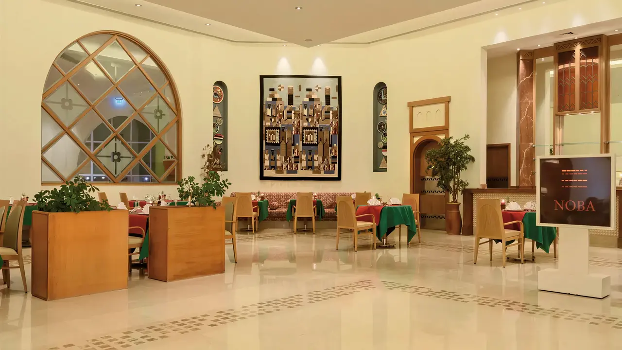 Restauracja w Hilton Marsa Alam Nubian Resort z nakrytymi stołami