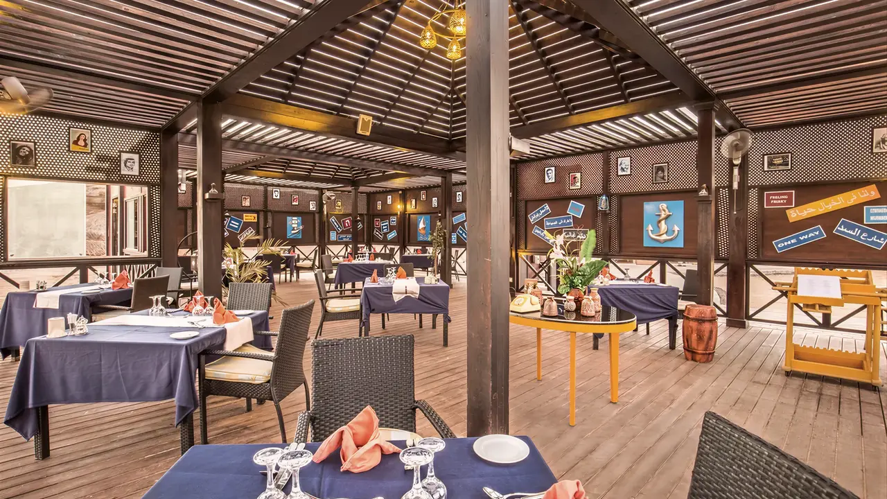 Restauracja w Hilton Marsa Alam Nubian Resort z nakrytymi stołami