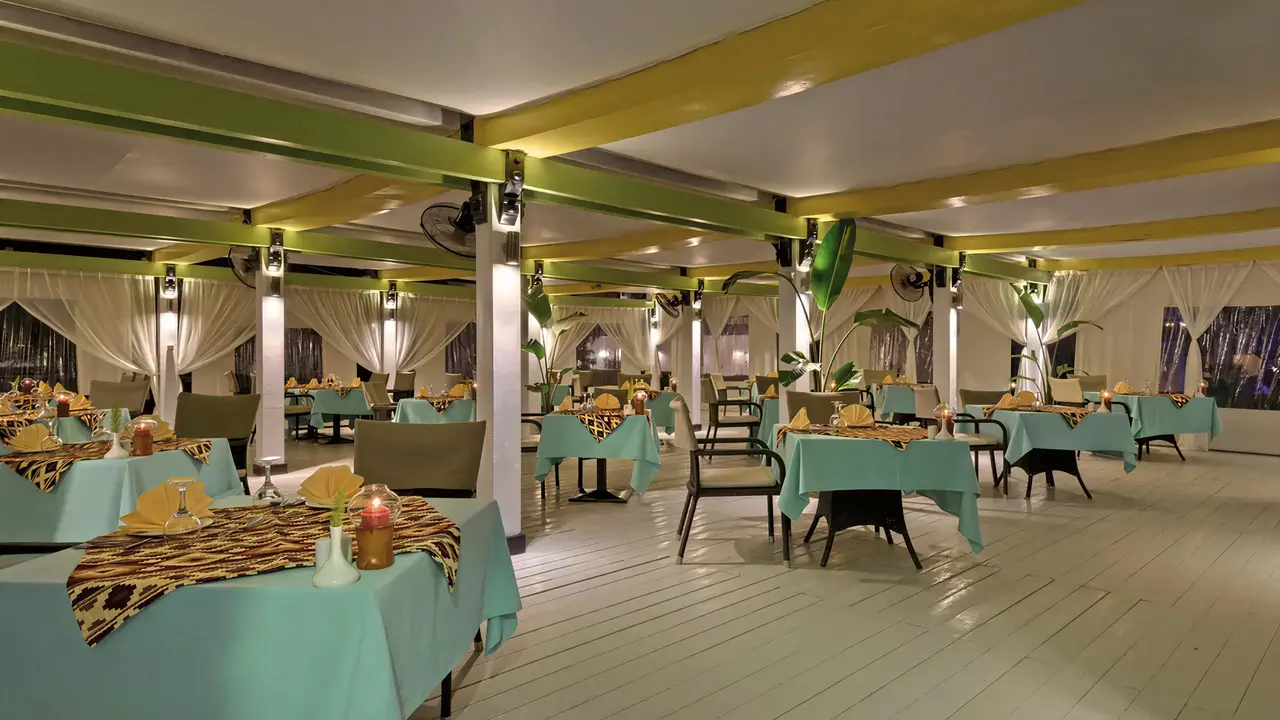 Restauracja w Hilton Marsa Alam Nubian Resort z nakrytymi stołami
