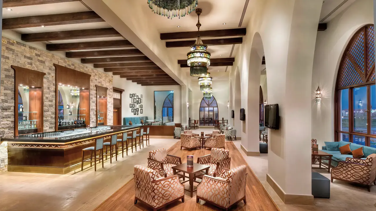 Elegancki bar w hotelu Hilton Marsa Alam Nubian Resort