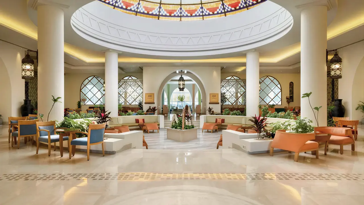 Eleganckie lobby w hotelu Hilton Marsa Alam Nubian Resort