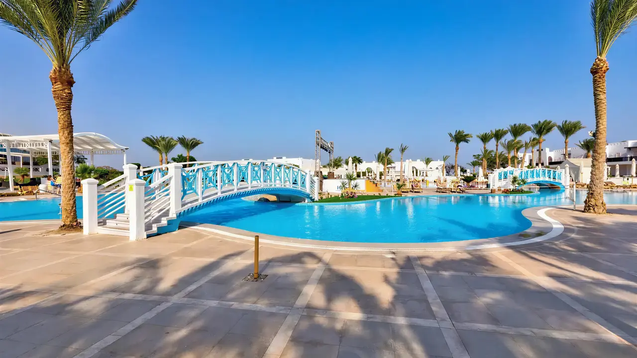 Basen z białym mostkiem w Hilton Marsa Alam Nubian Resort
