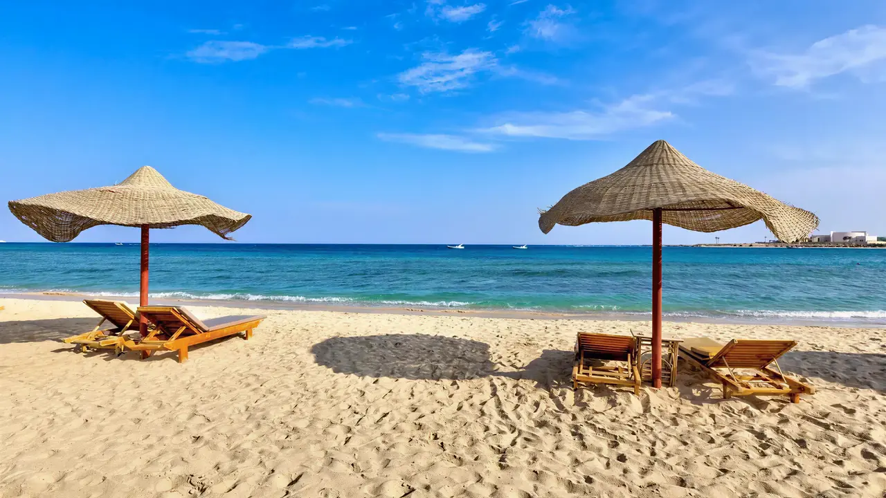Plaża z leżakami i parasolami w Hilton Marsa Alam Nubian Resort