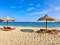 Plaża z leżakami i parasolami w Hilton Marsa Alam Nubian Resort