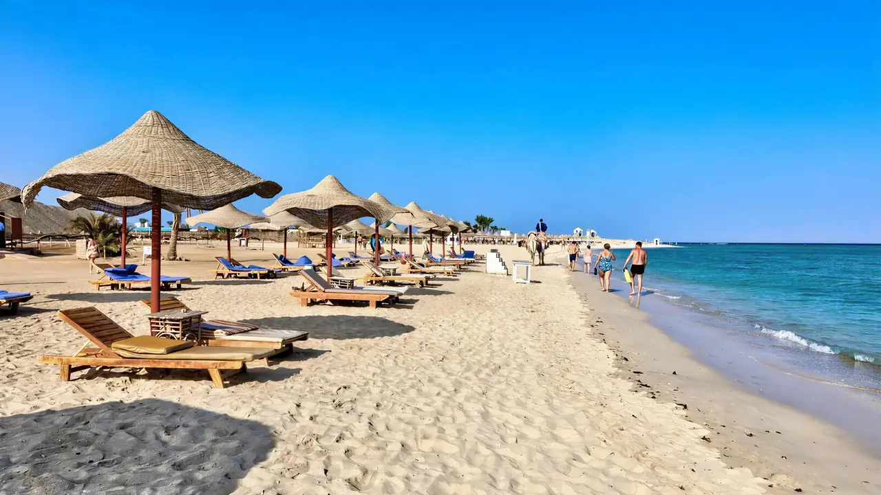 Plaża z leżakami i parasolami w Hilton Marsa Alam Nubian Resort