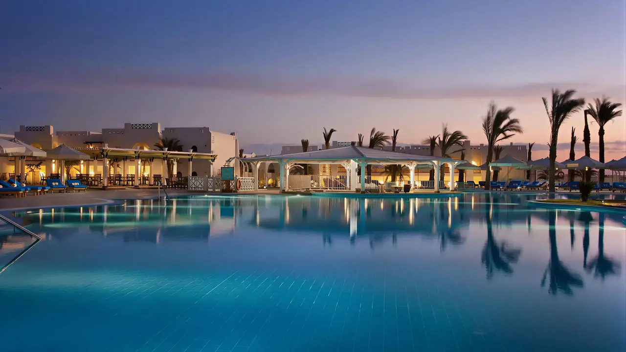 Basen w Hilton Marsa Alam Nubian Resort o zmierzchu