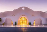 Elegancka fasada budynku Hilton Marsa Alam Nubian Resort o zmierzchu