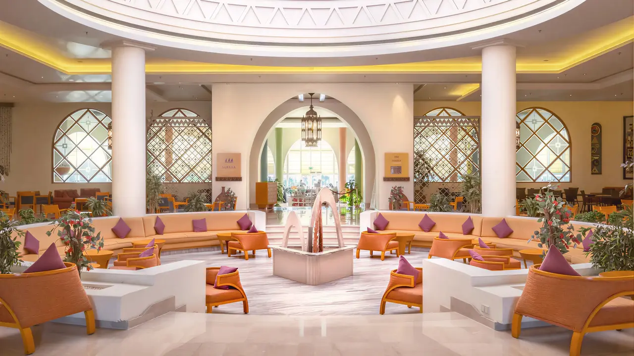 Wnętrze eleganckiego lobby w Hilton Marsa Alam Nubian Resort