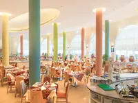 Jasna restauracja z kolorowymi kolumnami w Hilton Marsa Alam Nubian Resort