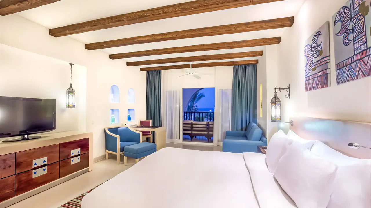 Sypialnia w Hilton Marsa Alam Nubian Resort z widokiem na balkon