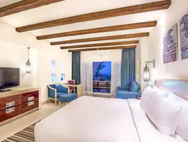 Sypialnia w Hilton Marsa Alam Nubian Resort z widokiem na balkon